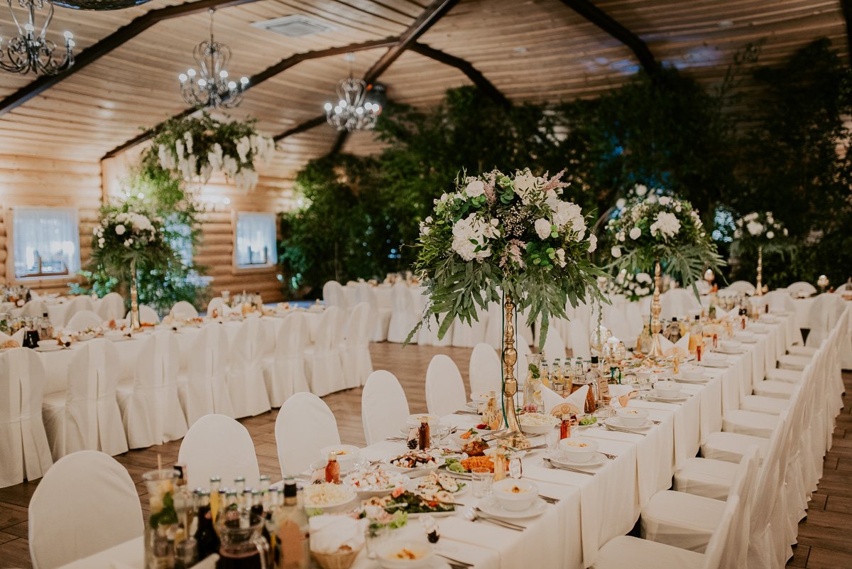 Sala bankietowa Karczmy Zacisze z dekoracjami weselnymi