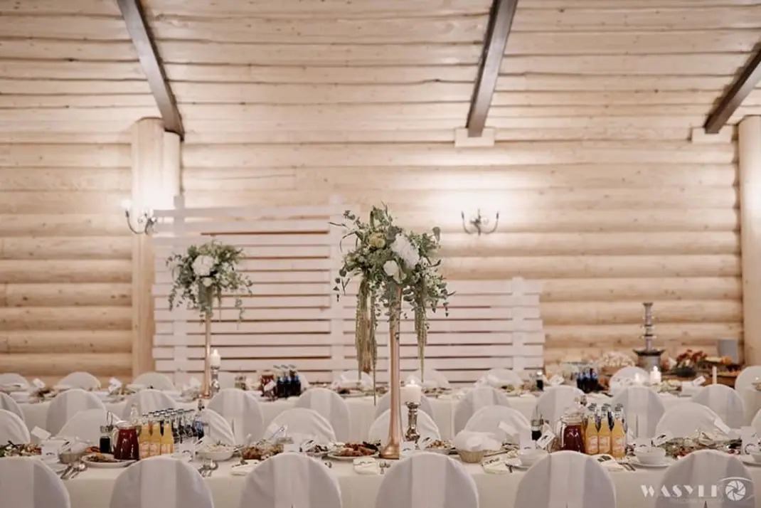 Stoły weselne z kompozycją kwiatową