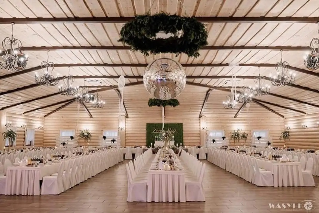 Widok na salę bankietową z żyrandolami