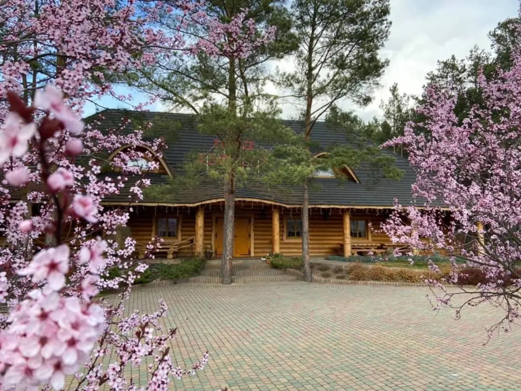 Budynek Karczmy Zacisze wiosną